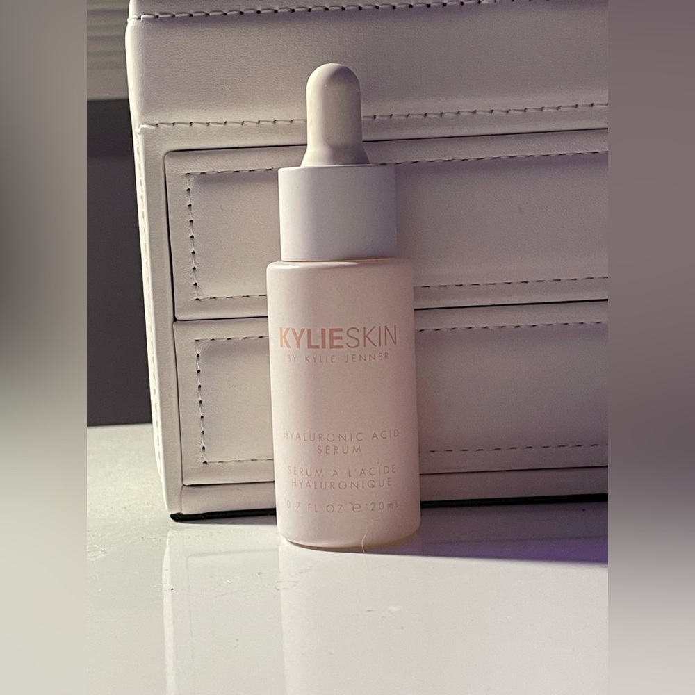 KYLIESKIN serum with hyaluronic acid